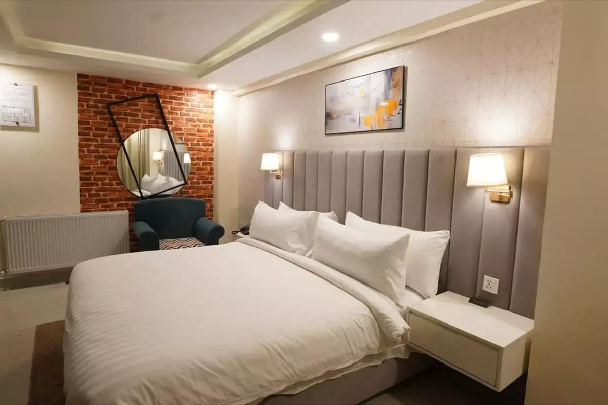 Standard Queen Room