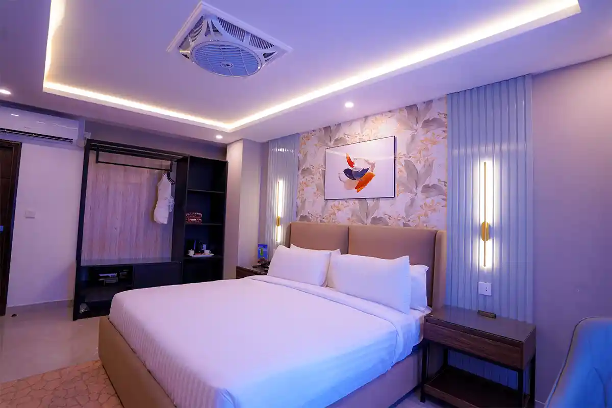 DELUXE King Room with cozy sofas