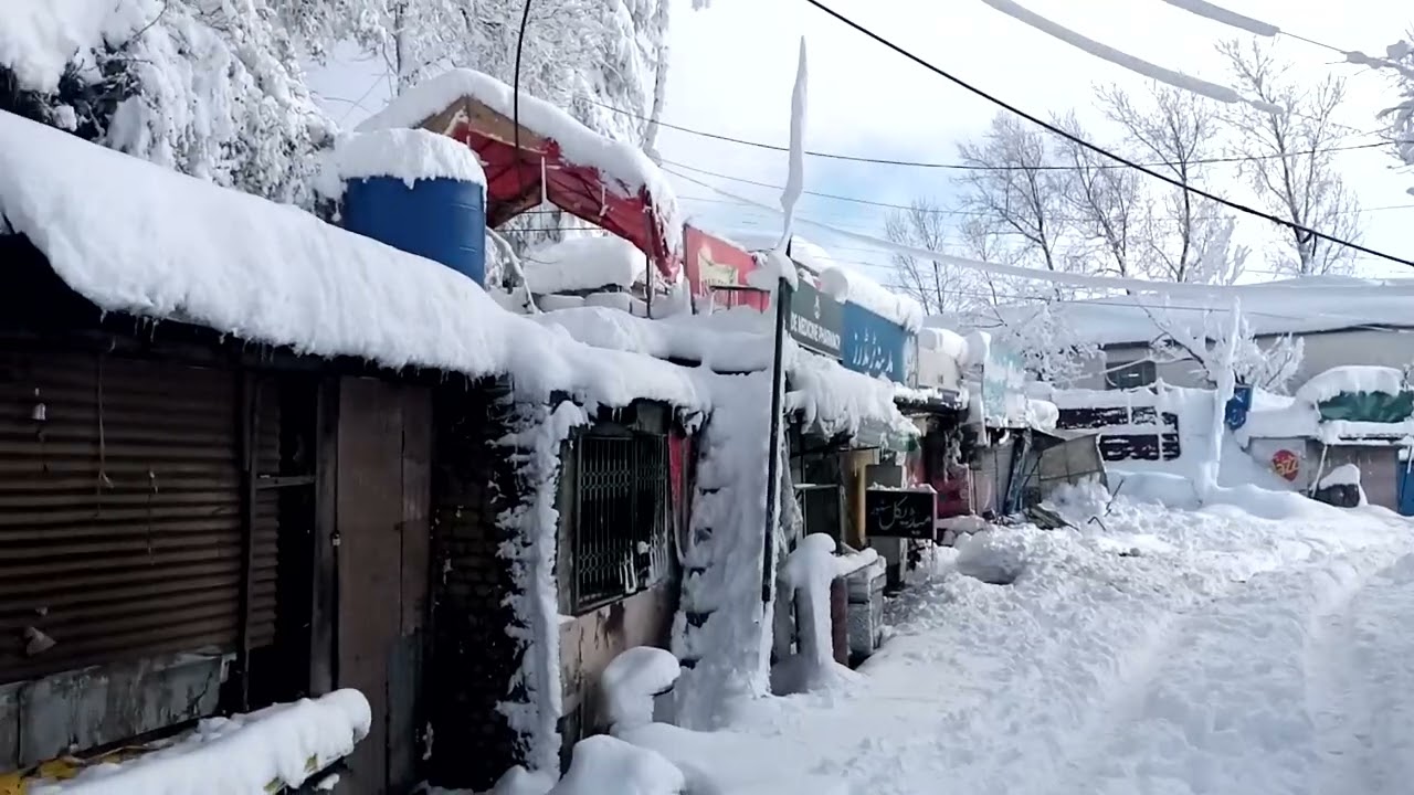 murree-barian-bazar-with-snow-covered-roads