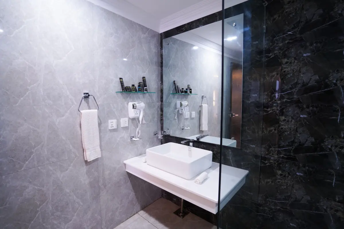 Deluxe king room image