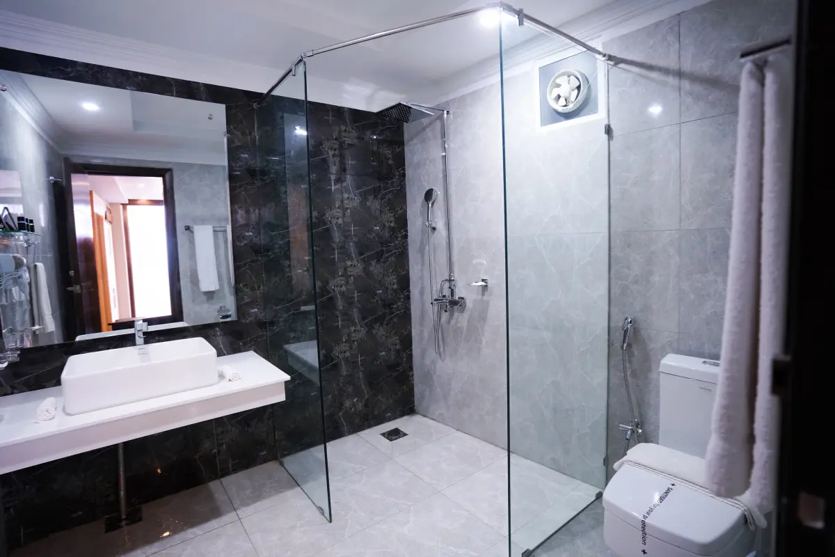 Deluxe king room image