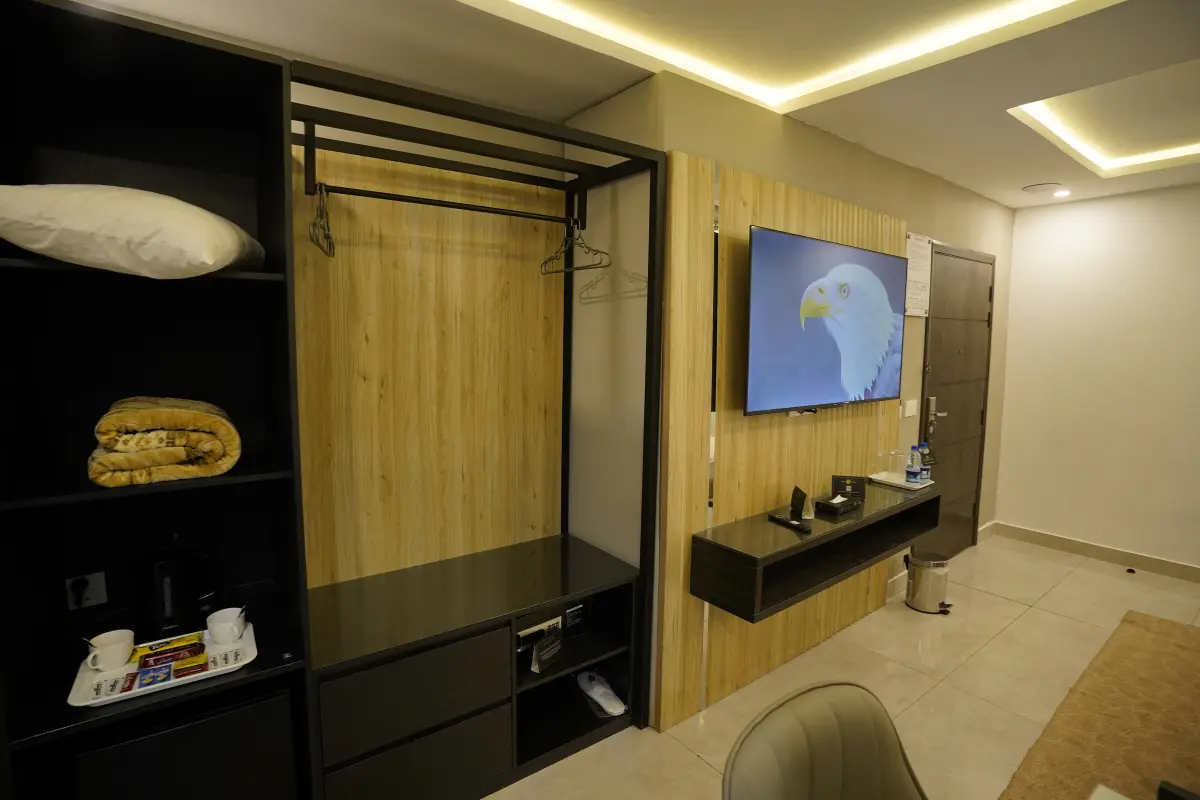 Standard king room image