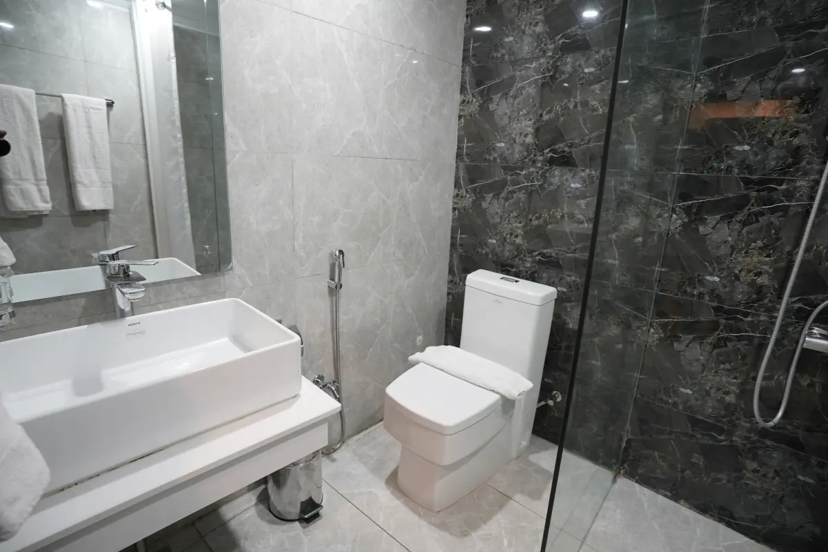 Standard king room image