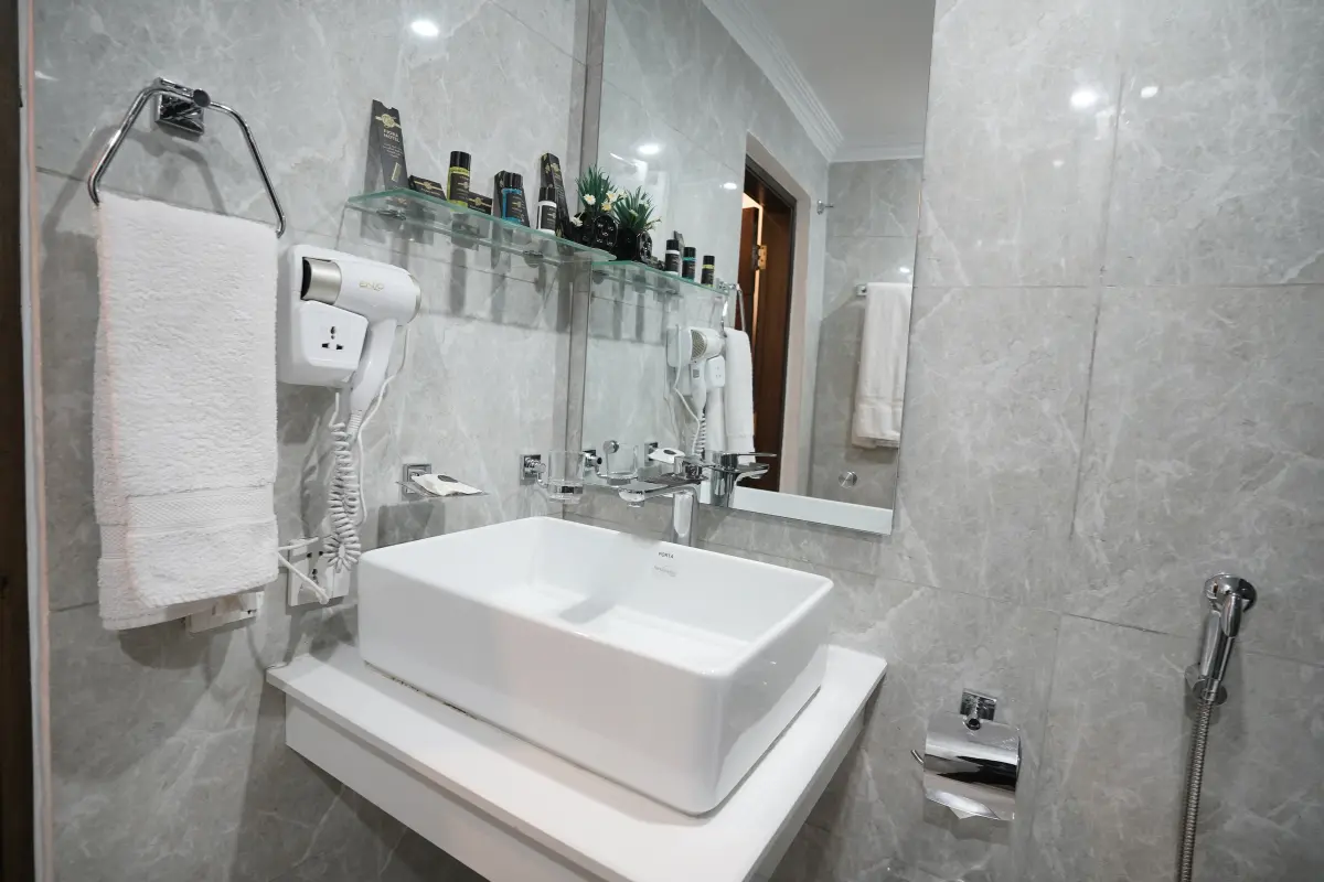 Standard king room image